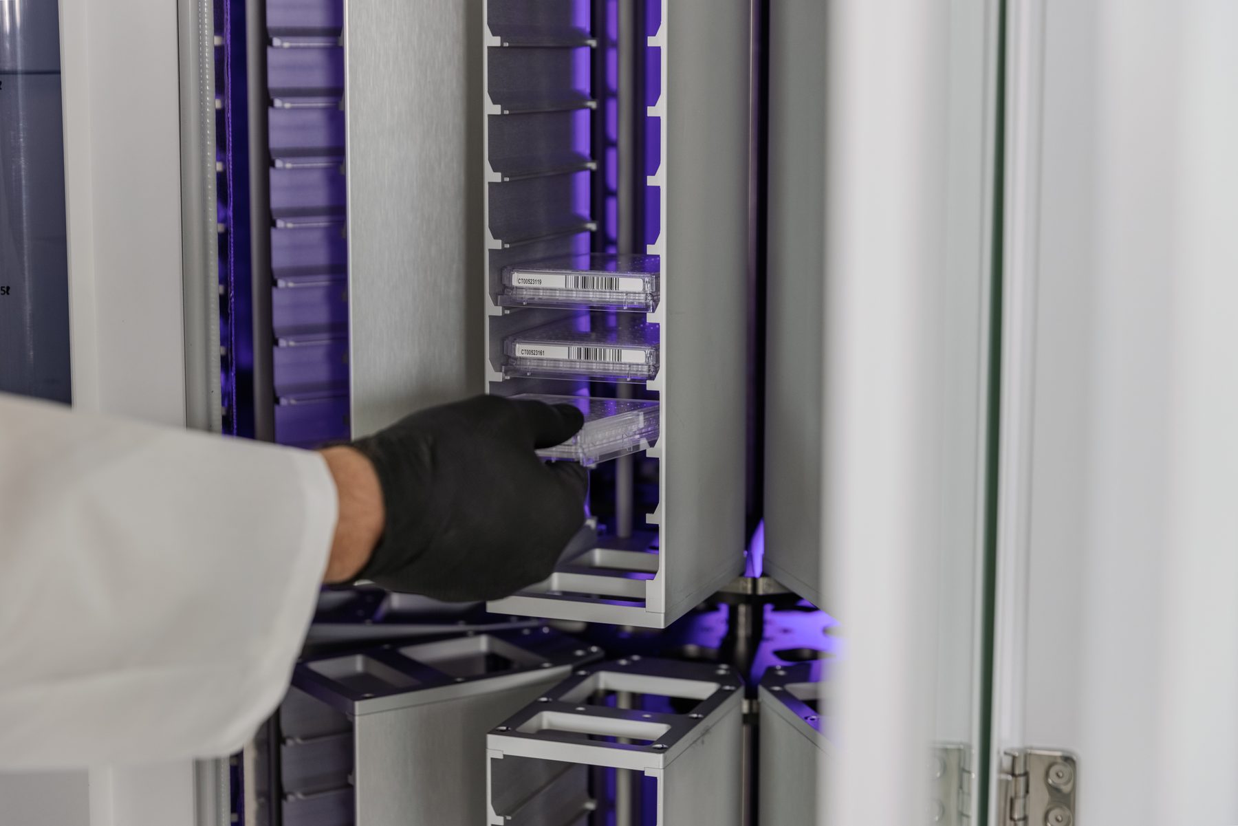 Loading a flask into the Robo-I Plus incubator