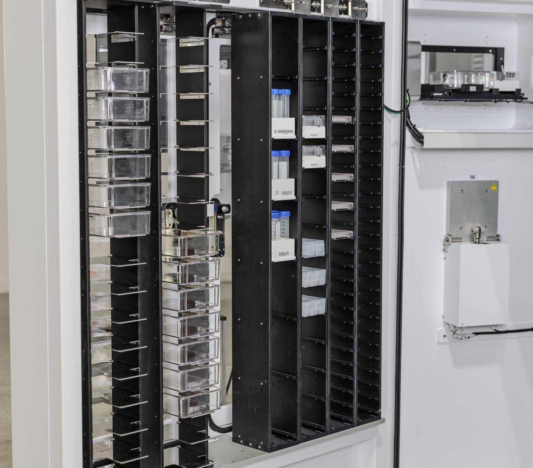 Static stocker holding conical tubes, reservoirs and pipette tips