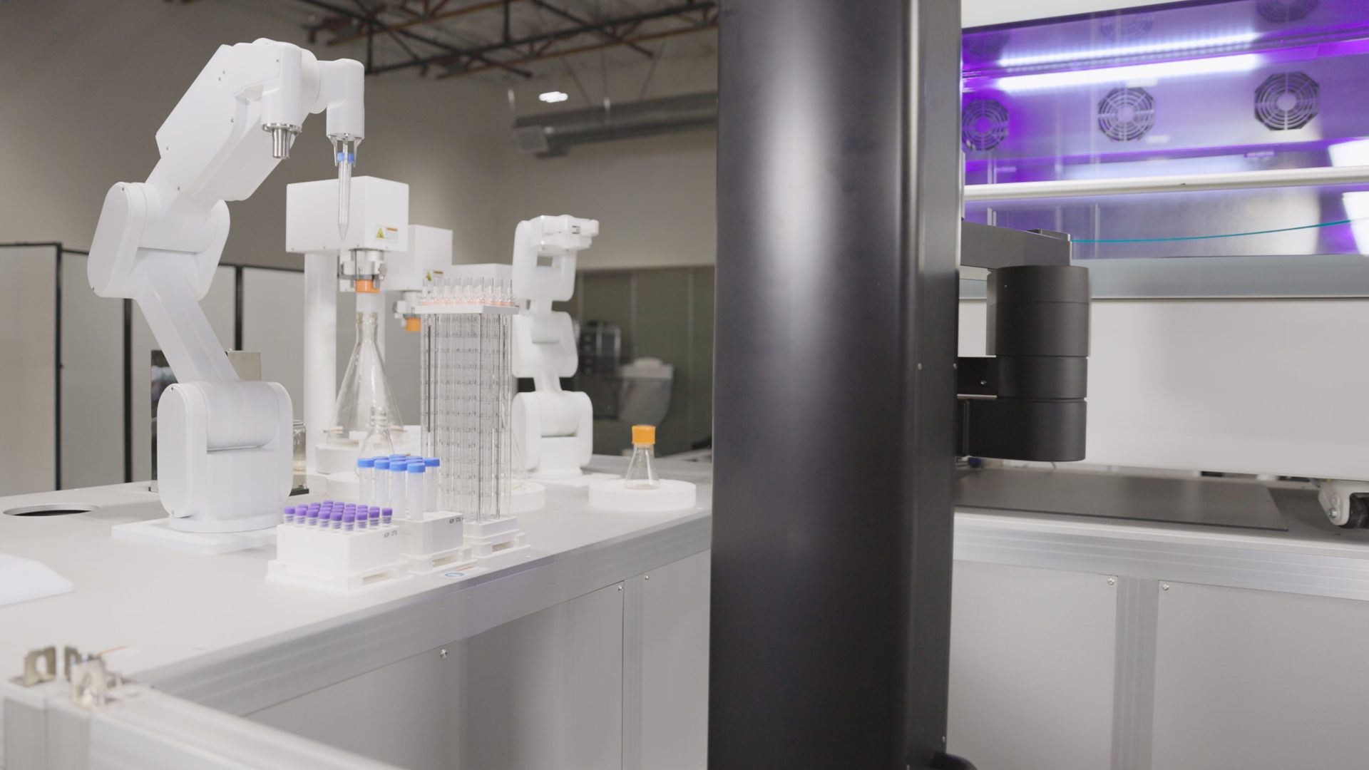 Robot arm handling suspension culture flasks